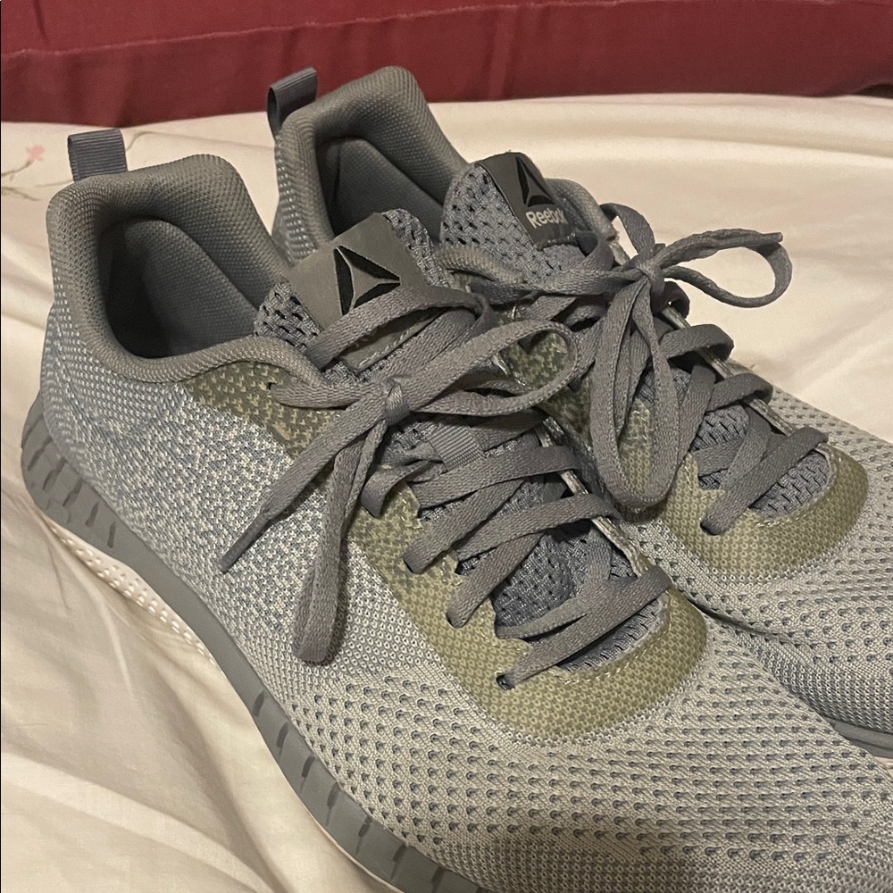 Reebok Men's Gray Athletic Shoes.. supper comfy